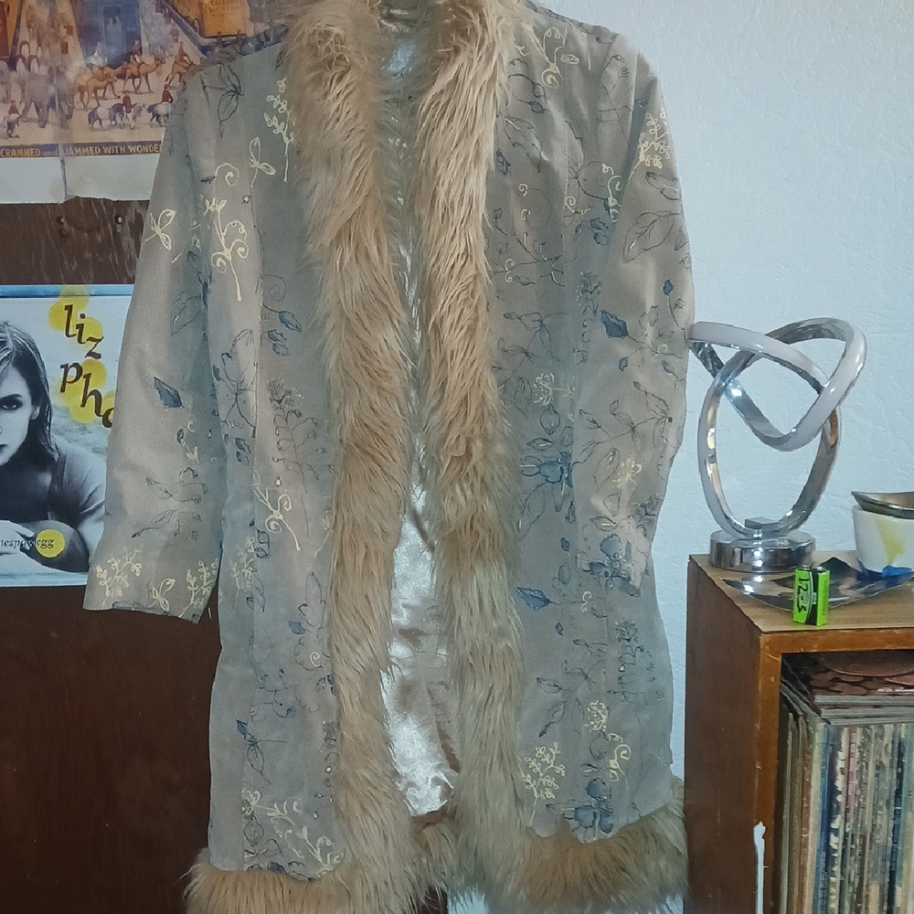 Elegant Floral Embroidered Robe with Faux Fur Trim
